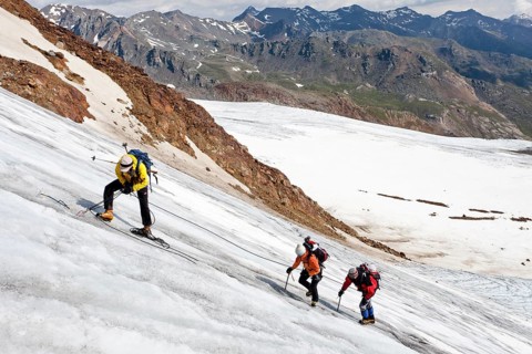 Mountain climber inspection an edge