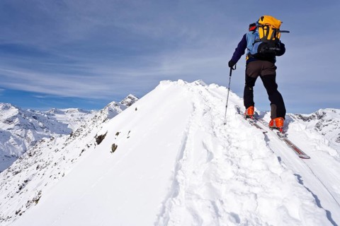 Cross country skier on the summit ridge of Ellesspitze Mountain