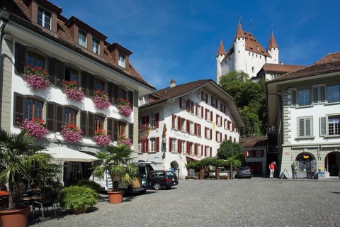 Marketplace in front of the Thun Castle