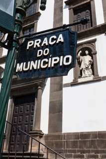 Sign 'Praco do Municipio' at the town hall or Camara Municipal of Funchal