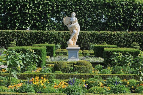 Sun' statue in a Low-German flower garden