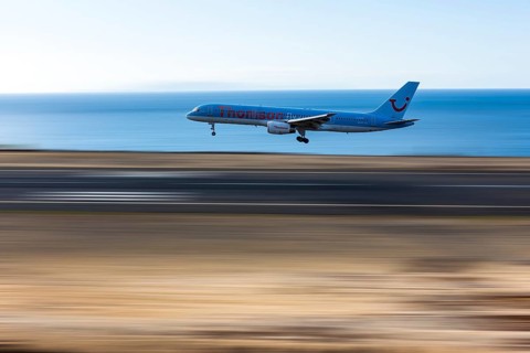 Boeing from Thomson TUI1 approaching the runway of Madeira Airport