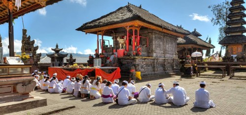 Hindu worshippers praying at Pura Ulun Danu Batur Temple