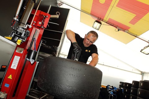 Tire fitter in action during a race at the Nuerburgring race track