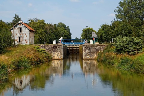Abandoned lock keeper's house at the now automated lock