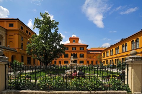 Lehnbachhaus with gardens and a fountain