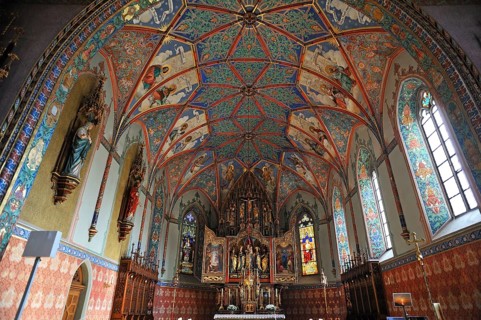 Chancel with the vaulted ceiling of the Parish Church of St. Pelagius