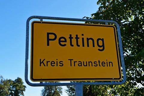 City limit sign for the town of Petting