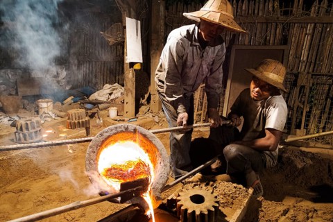 Workers in a foundry