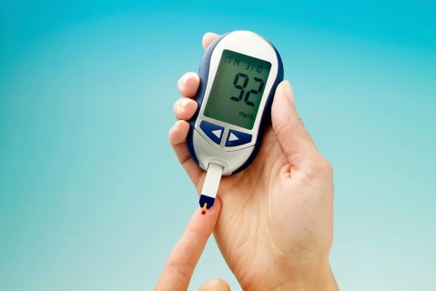 Blood glucose test device for diabetics