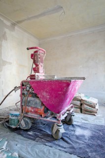 Plastering machine for plastering interior walls