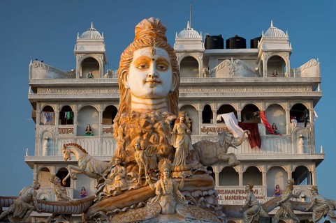Hotel for pilgrims with a huge sculpture of Shiva