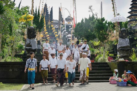 Pilgrims at the decorated Besakih Temple and pilgrimage shrine at the foot of Mount Agung