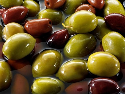 Mixed green and kalamata olives