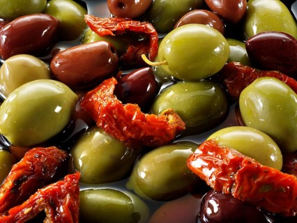 Mixed green and kalamata olives