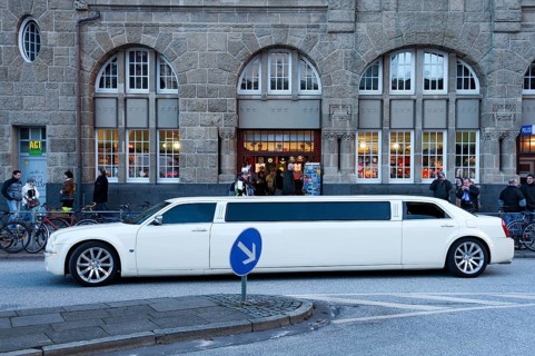 Chrysler 300C stretch limousine in front of St. Pauli Landing Bridges
