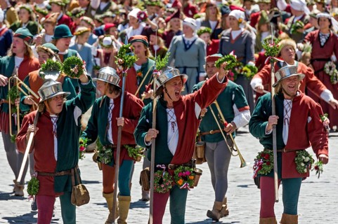 Bailiffs at the front of the wedding procession of the 'Landshut Wedding'