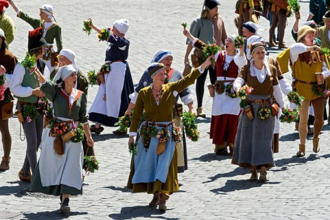 Maids waving garlands of flowers