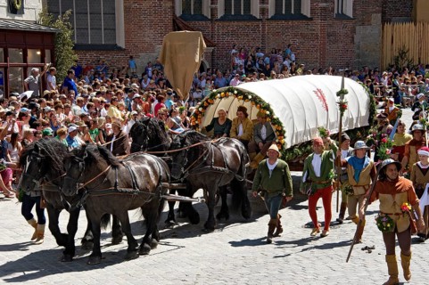 Horse-drawn covered wagon