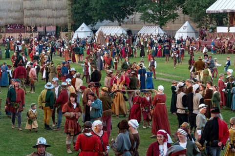 Hustle and bustle in medieval costumes at the showgrounds
