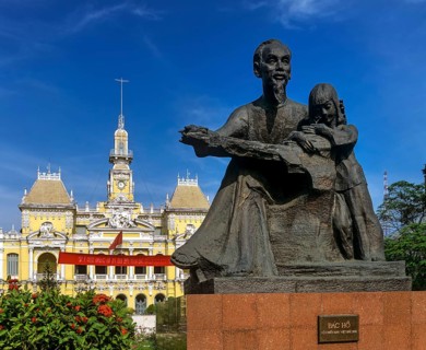 Statue of Ho Chi Minh or 'Uncle Ho' with a child