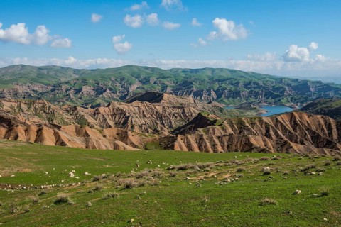 Mountainous landscape around Darbandikhan artifical lake