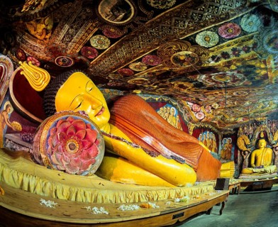Reclining and seated Buddhas