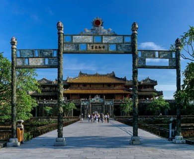 Trung Dao Bridge and Thai Hoa Palace