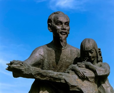 Statue of Ho Chi Minh or 'Uncle Ho' with a child