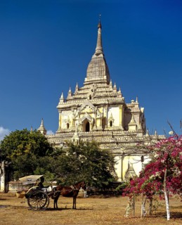 Horse-drawn carriage in front of Gawdawpalin Temple