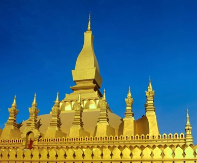 Monk on the terrace of Phra That Luang