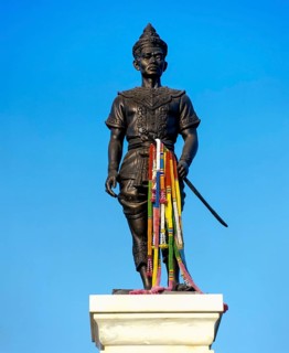Monument with a statue of King Meng Rai