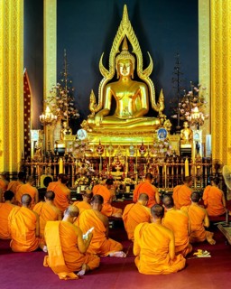 Monks at prayer in front of the Phra Phutthachinnarat