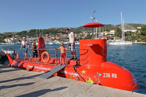 Semi-submersible boat