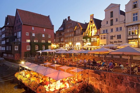Am Stintmarkt square at dusk