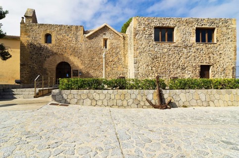 Ermita de Santa Catalina with the Museu de la Mar