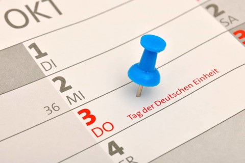 Calendar with a push pin marking 'Tag der Deutschen Einheit'