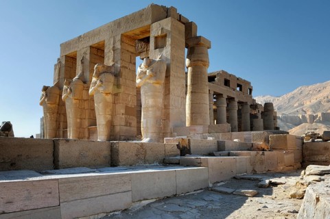 Facade with columns and Osiris statues in front of the Ramesseum