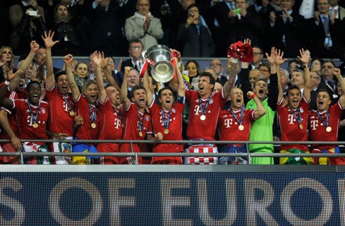 Team of FC Bayern cheering jubilantly with the trophy