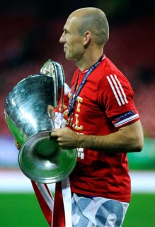 Arjen Robben holding the trophy