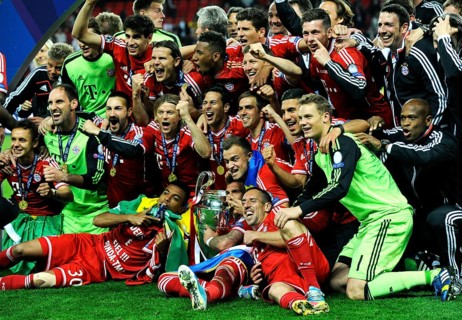 Team of FC Bayern cheering jubilantly with the trophy
