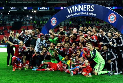 Team of FC Bayern cheering jubilantly with the trophy