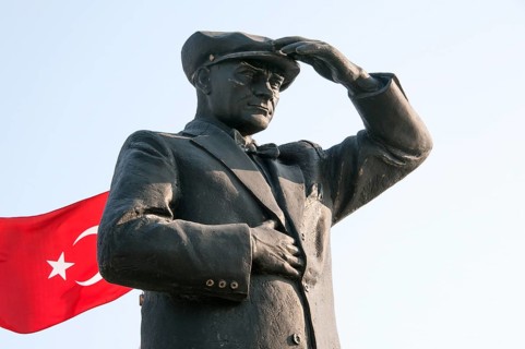 Mustafa Kemal Atatuerk statue next to the Turkish flag