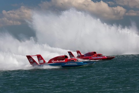 Hydroplanes racing on the Detroit River