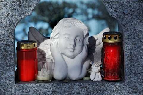 Putti with grave candles