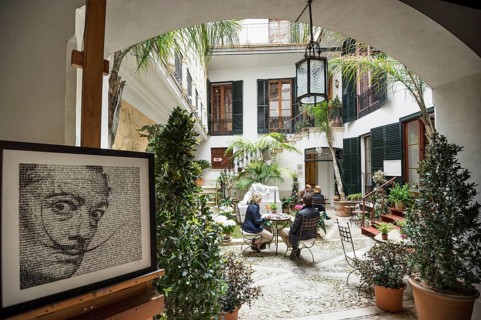 Courtyard with a café
