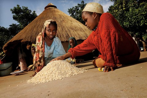 Children helping to prepare food in the village of Idool