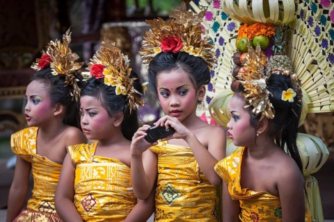 Girls at a Barong dance
