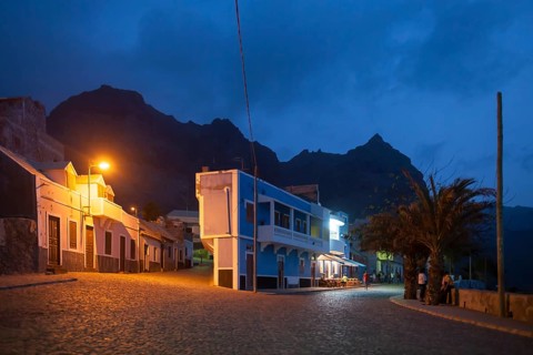 Evening street scene at the promenade