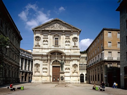 West façade of the church of San Fedele with a monument to Alessandro Manzoni